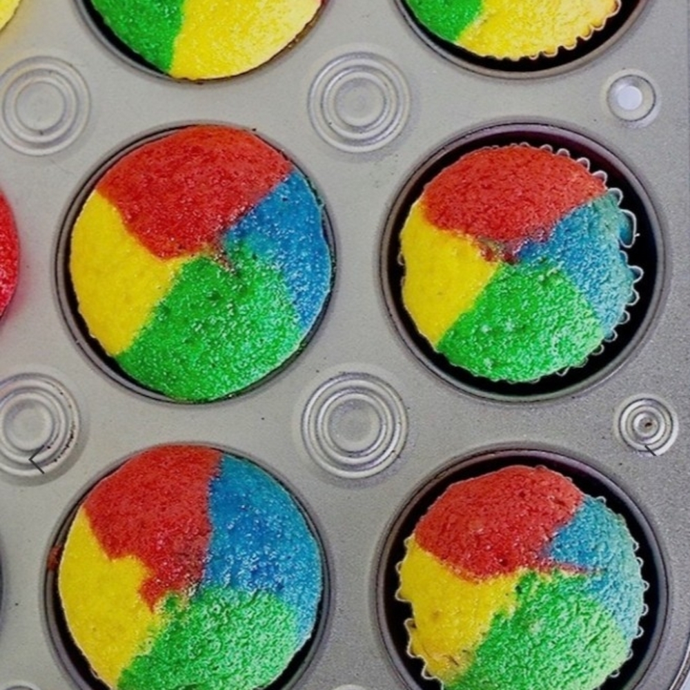 Crayola Color Cakes Multi Color Cupcake Maker - Picture 3 of 5
